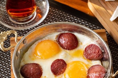 Sucukla Yaratıcı Lezzetlere Yolculuk: Farklı Yemek Tarifleriyle Tanışın